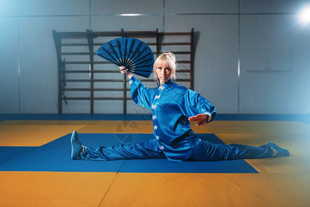 女生训练身体中国传统武术背景图片