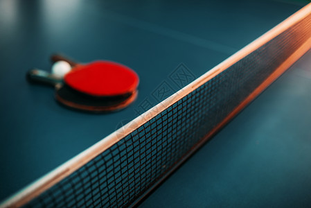 红色乒乓球拍乒乓球拍和乒乓球桌背景