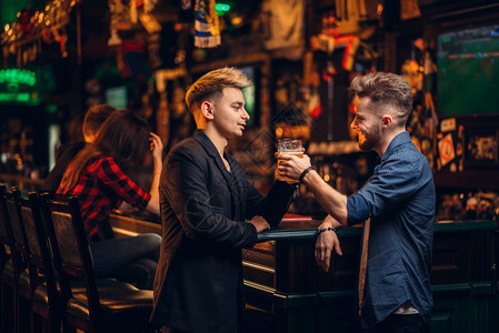 在酒吧喝酒的男士们图片