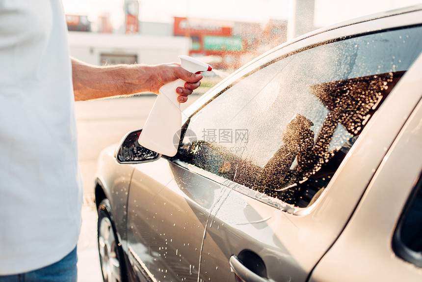 男子洗车后用汽车抛光剂图片