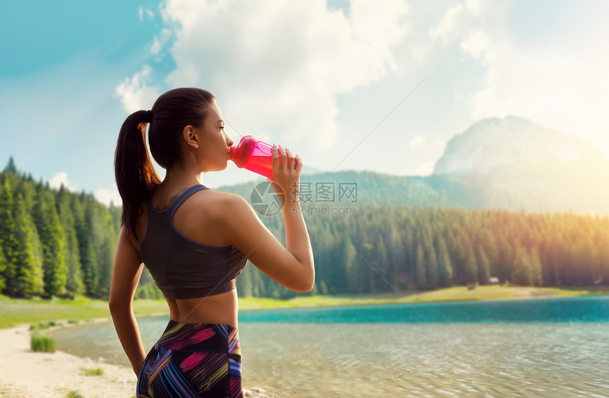 户外运动锻炼妇女饮用水图片