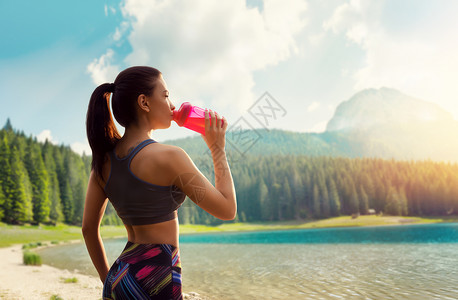 户外运动锻炼妇女饮用水图片