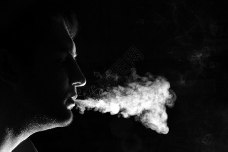 烟民呼气雾的光影图片