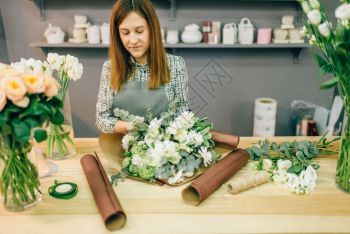 花束制作过程餐桌上装饰材料和工具图片