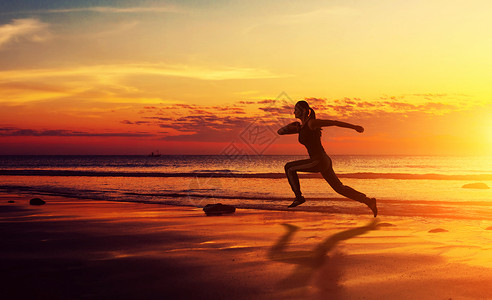 在海边跨大步奔跑的运动女健儿图片