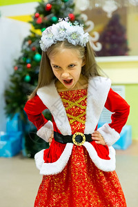 圣诞派对上愤怒的小女孩图片