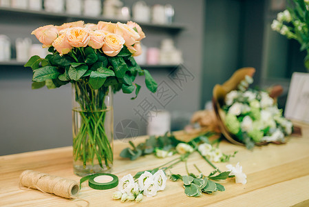 花店里的玫瑰花束图片