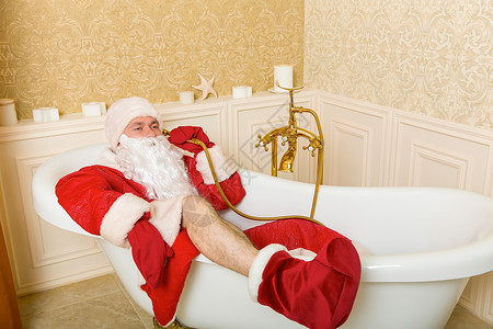 病人躺在病床死亡喝得烂醉的圣诞父亲躺在浴缸里洗澡时聊天背景