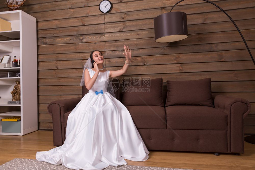 穿着白色礼服的新娘肖像图片