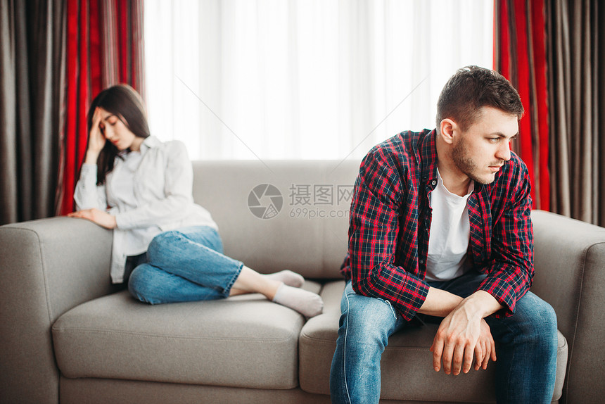 坐在沙发上家庭冲突争吵中不快乐的男女图片