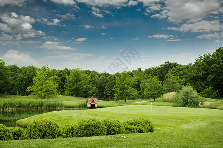 在高尔夫球场上没有人可以打高尔夫球体育俱乐部的草地绿草如茵的操场夏日休闲的美丽景观在高尔夫球场上为打高尔夫球而修整的场地背景图片