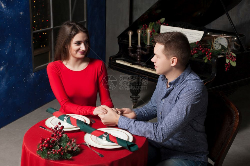 年轻情侣在奢华的餐厅约会图片