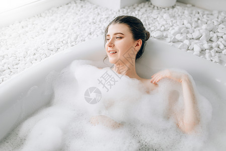 放松健康和皮肤护理在浴室温泉有吸引力的女士在洗澡时用泡沫顶视健康的高清图片素材
