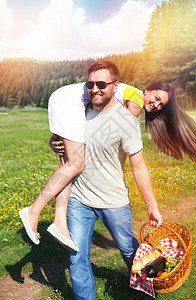 男子抱起妻子去户外野餐图片
