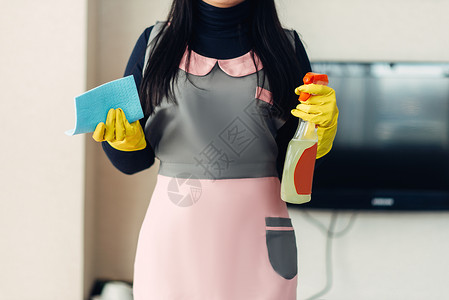 穿制服的清洁女工手持清洁工具图片