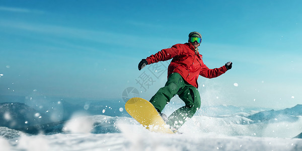 戴眼镜的滑雪者跳起滑行图片