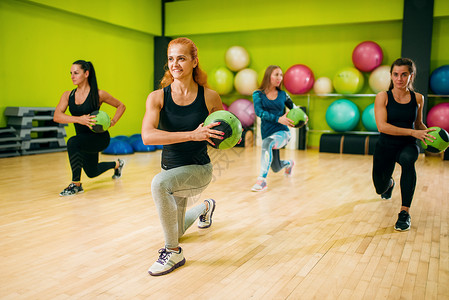 健身培训体操健身运动有氧运动的妇女团体图片