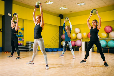 健身培训体操健身运动有氧运动的妇女团体图片