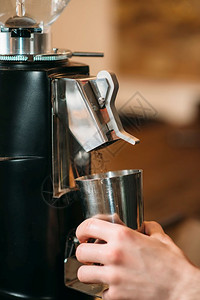 咖啡研磨机将装在杯子里咖啡研磨机附近图片