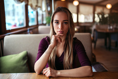 在咖啡店等人的女生图片