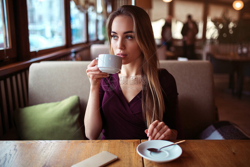年轻女子在咖啡馆喝饮料图片