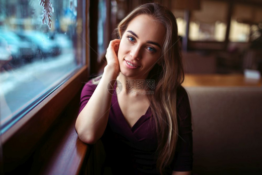在咖啡店等人的年轻美女图片