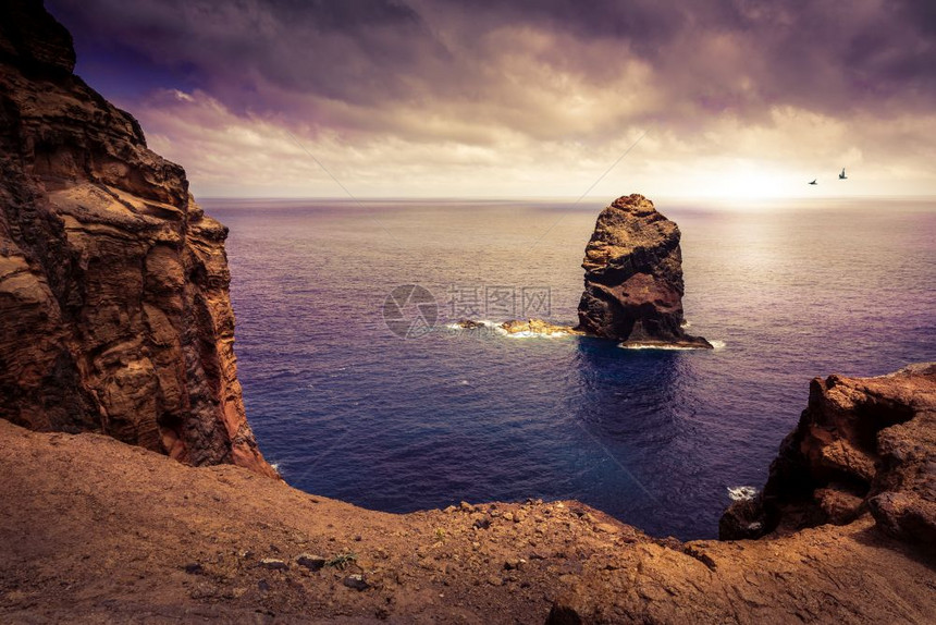 寒冷的海洋中落日悬崖在海洋中图片