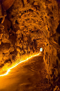 地下洞穴有人工照明地下洞穴图片