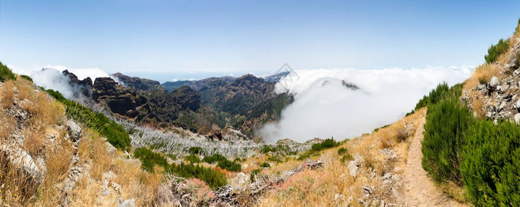 马德拉山和云的全景山地景观图片