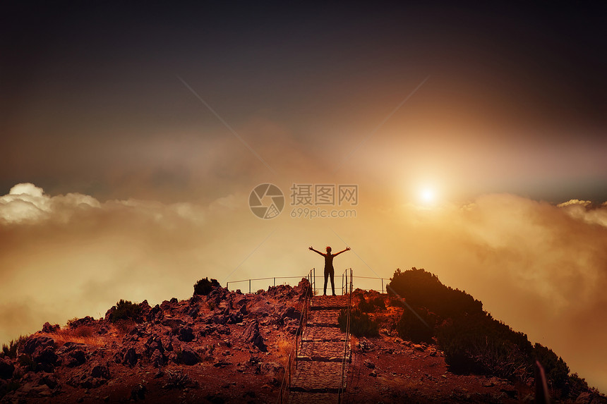 女人站在山峰日落时站上脚下马德拉女人站在山峰上图片