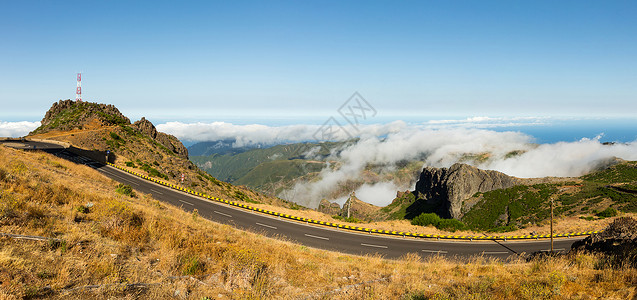 在云层高山的现代跑道上与天空脚踏马迪拉相对图片