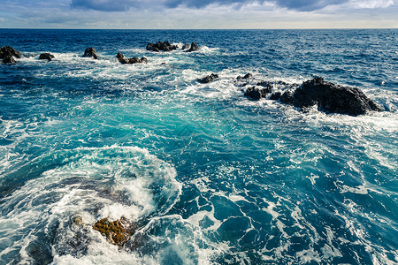 暴风骤雨海浪和岩石地貌波纹海马迪拉背景