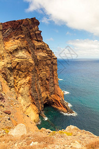 洋边的岩石悬崖脚下山脊的海洋图片
