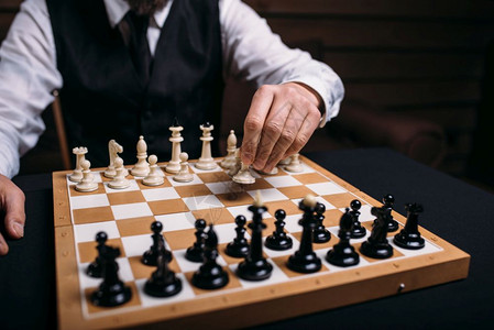 杯中严肃的男象棋手使胜利运动战略概念严肃的男象棋手使胜利运动图片