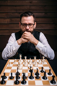 镜中思考游戏策略的男象棋手智能竞争概念沉思的象棋手考游戏策略图片