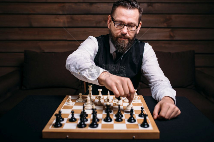 戴眼镜的严肃男象棋玩家能够取得胜利策略概念图片