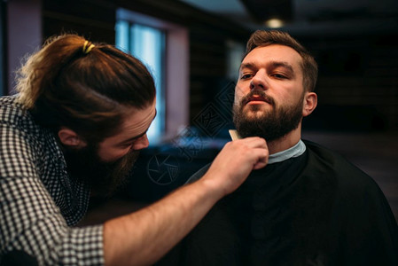 理发店部的斗蓬客户男子梳理发头胡子图片