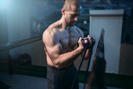具有弹带的动脉肌肉锻炼积极的体育生活方式与橡胶扩张器一起健身图片