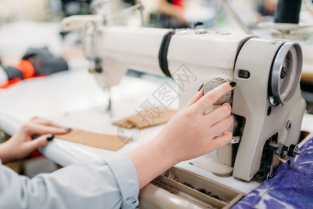 制衣厂工业服装设备缝纫机高清图片