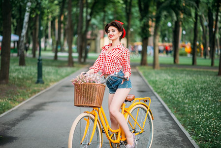 旧式自行车的女孩带鲜花背景图片