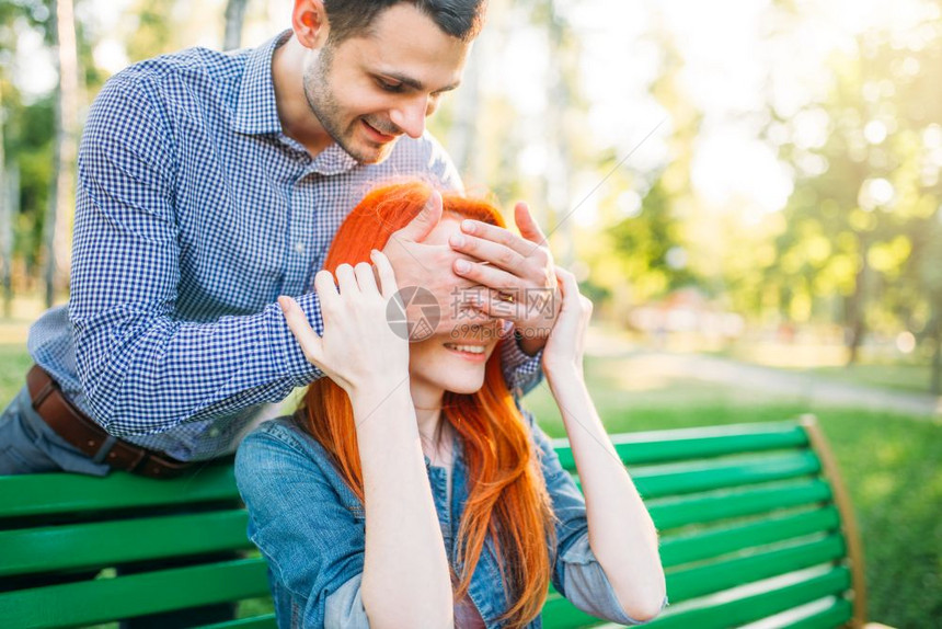 年轻夫妇在公园浪漫约会图片