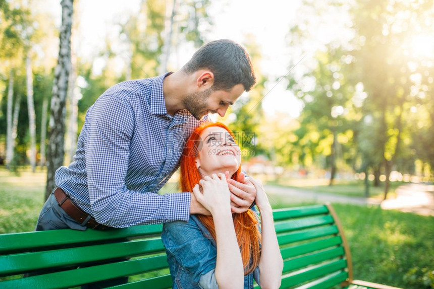 年轻夫妇在公园浪漫约会图片