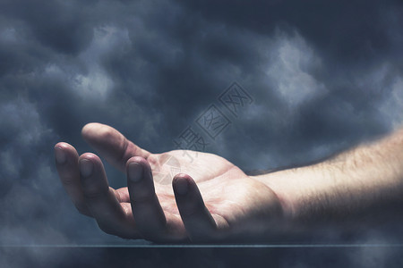 人类的手贴近戏剧天空人手云图片