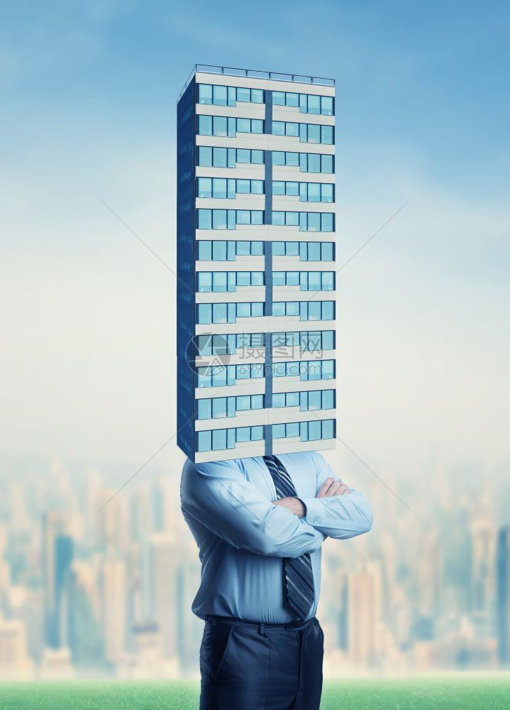 拥有高摩天大楼而不是头顶的商人图片