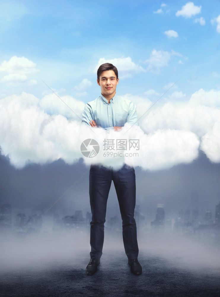 年轻快乐的商人在云天之上图片