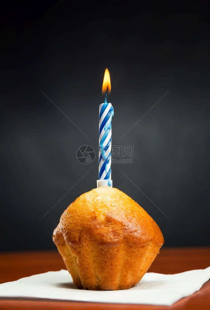 一个带蜡烛的纸杯蛋糕生日快乐图片