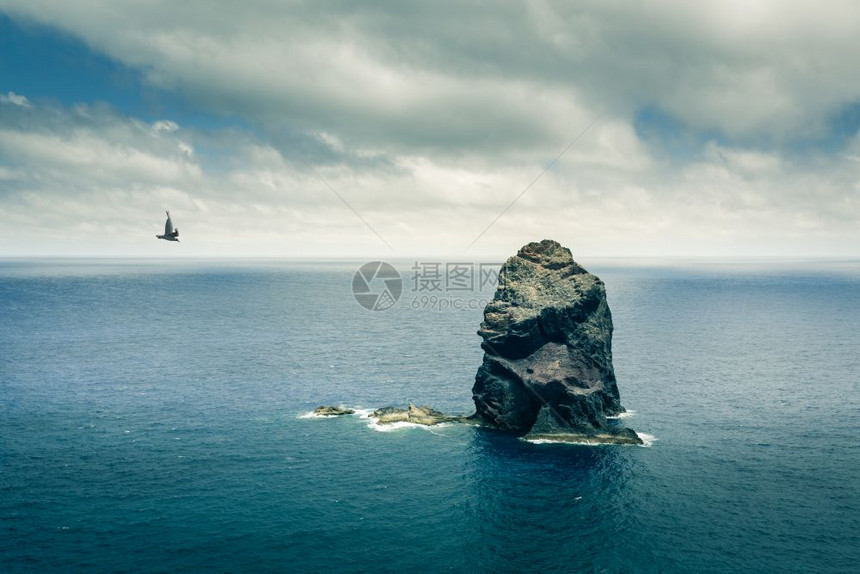 悬崖在在平静的海洋中图片