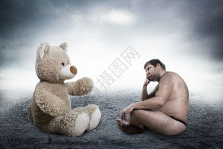 男人对着对面的小熊思考背景图片