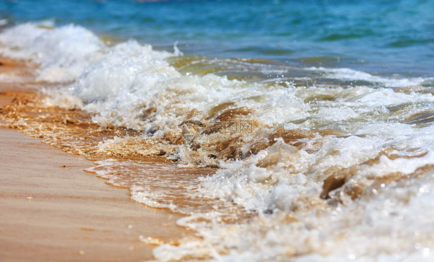 激荡的海浪拍打在沙滩上图片