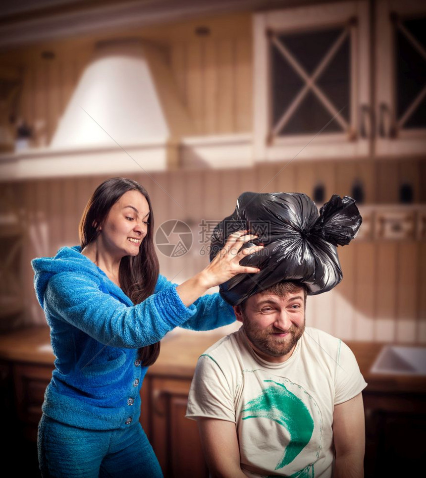妻子在丈夫的头上放垃圾袋图片